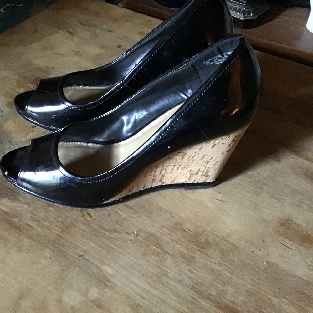Attention Black Wedges 4/25